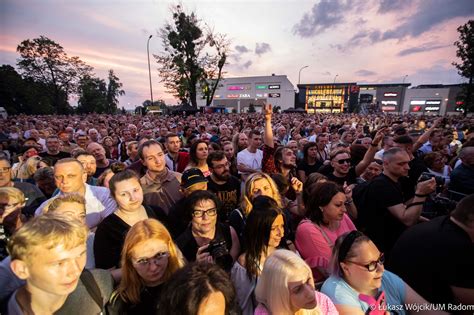 Zdjęcie przedstawiające tłumy ludzi podczas lokalnego wydarzenia kulturalnego lub koncertu w Peterborough.