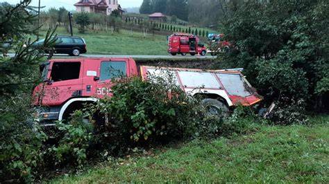 Wypadek wozu strażackiego na wiadukcie w Jarosławiu