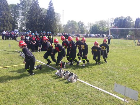 Zdjęcie drużyny strażackiej z zawodów sportowo-pożarniczych podczas rozwinięcia bojowego