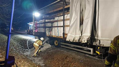 pożar naczepy ciężarówki z wózkami widłowymi na drodze krajowej