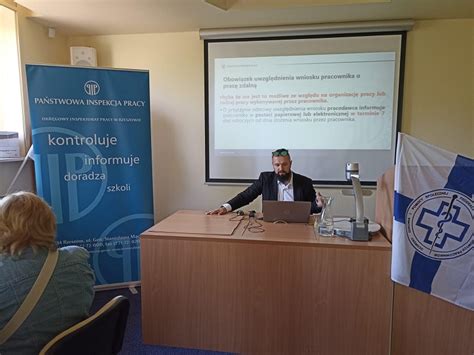 Zdjęcie przedstawicieli związków zawodowych i pracowników Stokrotki podczas konferencji prasowej