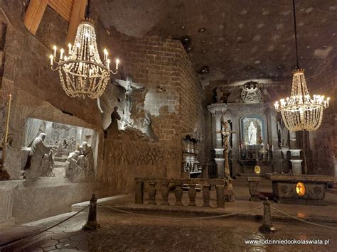 Kopalnia Soli Wieliczka, wnętrze komory weselnej z solnymi żyrandolami