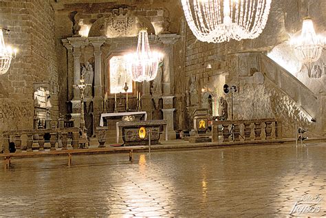 Kaplica św. Kingi w Kopalni Soli Wieliczka, z solnymi rzeźbami i ołtarzem