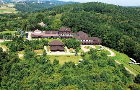 Folwark Zalesie, widok na kompleks z panoramą Beskidów w tle