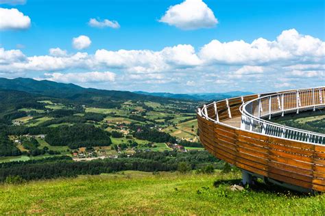 Panoramę z Hali Rycerzowej z widokiem na Beskid Śląski i Żywiecki