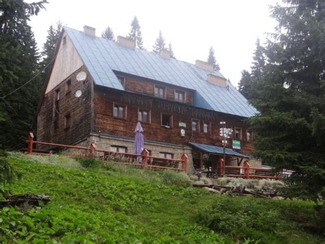 Schronisko PTTK na Hali Lipowskiej w zimowej scenerii