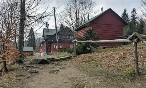 Schronisko PTTK Leskowiec na tle Gronia Jana Pawła II