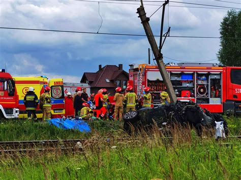 Zdjęcie przedstawiające strażaka używającego narzędzia hydraulicznego do ratowania poszkodowanego z wraku samochodu.