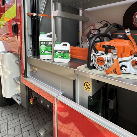 Kompozycja różnych elementów specjalistycznego sprzętu strażackiego.