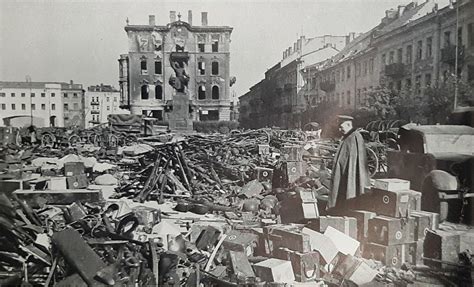 Zdjęcie historyczne Przasnysza po I wojnie światowej lub z okresu międzywojennego (rynek, ulica)