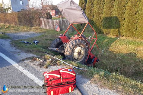 Zdjęcie ciągnika rolniczego w rowie, ilustrujące miejsce wypadku w Nockowej