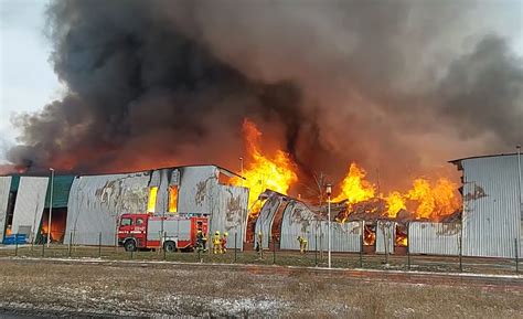 zdjęcie spalonej hali przemysłowej
