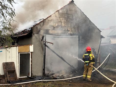zdjęcie płonącego garażu