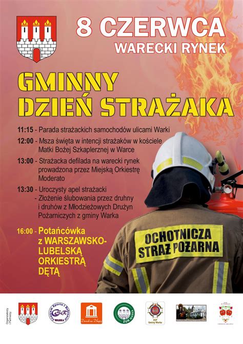 Orszak strażaków z orkiestrą dętą maszerujący ulicami Walców