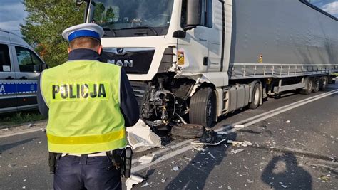 Wypadek drogowy z udziałem samochodów osobowych i ciężarowych, służby ratunkowe na miejscu