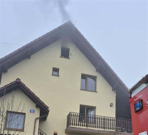 zdjęcie dymu wydobywającego się z poddasza budynku mieszkalnego