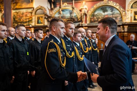 zdjęcie strażaków odbierających nagrody finansowe