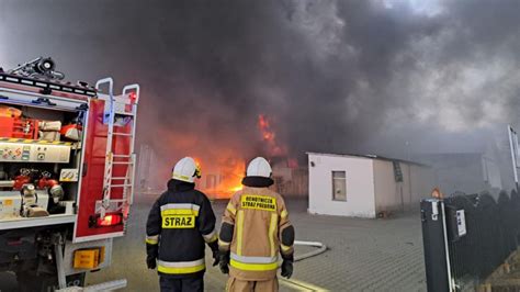 strażacy gaszący pożar w trudnych warunkach pogodowych (śnieżyca)