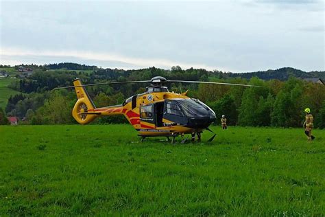 Zdjęcie wraku helikoptera lub akcji ratunkowej służb po katastrofie śmigłowca