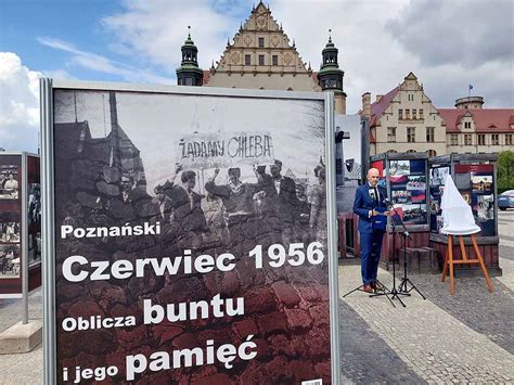zdjęcie Janusza Kulasa podczas Poznańskiego Czerwca 1956 z karabinem