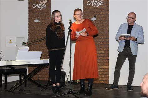 Zdjęcie przedstawiające scenę z gali, wręczenie nagród laureatom