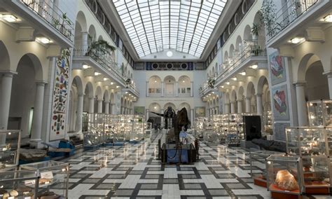Wnętrze muzeum z zabytkowym sprzętem strażackim i umundurowaniem