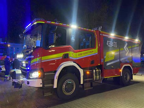 Zbliżenie na autopompę zlokalizowaną w tylnej części zabudowy samochodu strażackiego