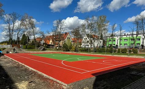 Boisko sportowe w Rudzie Malenieckiej z widokiem na strażnicę OSP
