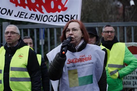 Zdjęcie z protestu mieszkańców Marcinkowa przeciwko nielegalnemu składowaniu odpadów