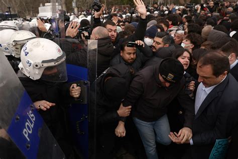 Zdjęcie tłumu protestujących lub starć z policją w Stambule