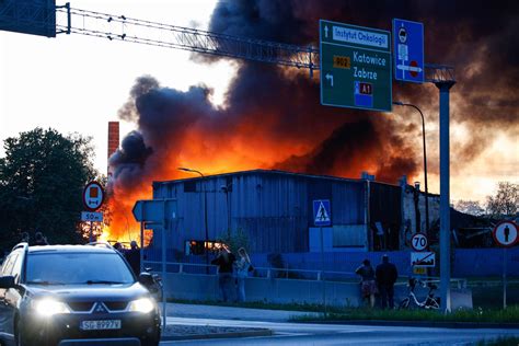 Płonące ruiny dawnej fabryki drutu w Gliwicach, nocne ujęcie