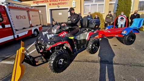 Quad ratowniczy POLARIS SPORTSMAN 570 EPS przed remizą OSP Odrzykoń