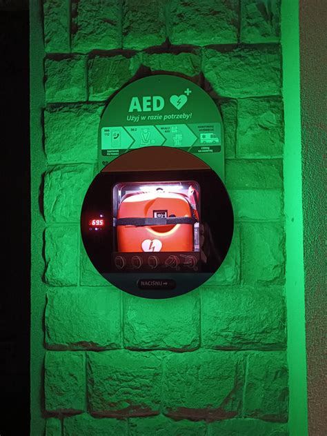 Defibrylator AED zamontowany na ścianie remizy