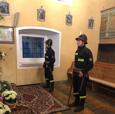 Strażacy trzymający wartę przy Grobie Pańskim