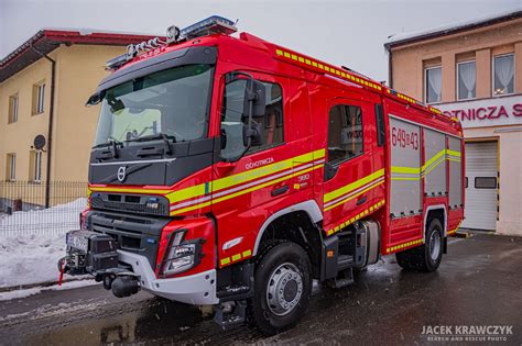 Fotografia przedstawiająca strażaków OSP Lędziny podczas ćwiczeń lub uroczystości