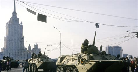 Tłum demonstrujący w Moskwie podczas kryzysu konstytucyjnego 1993 roku