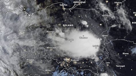 zdjęcie satelitarne chmury pożarowej nad lasem