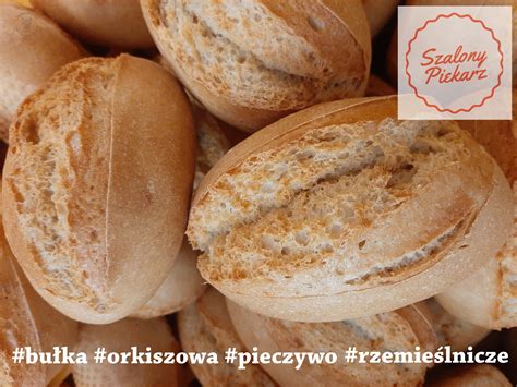 Stół z różnymi rodzajami pieczywa, w tym bochenkami i bułeczkami.