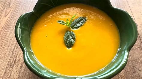 Talerze z jesiennymi potrawami: bigosem, leczo, zupą dyniową i plackiem.