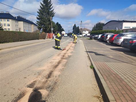 zdjęcie prac porządkowych po rozlewie substancji ropopochodnej na drodze