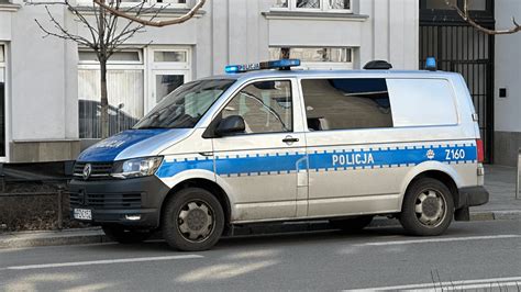 policja zatrzymująca pijanego kierowcę, symboliczne zdjęcie prewencji drogowej