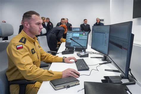 Dyżurny Stanowiska Kierowania PSP podczas analizy mapy operacyjnej
