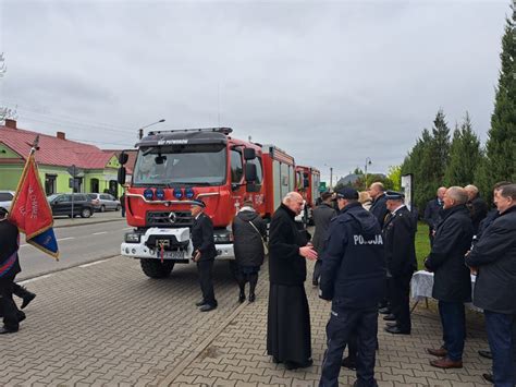 Zdjęcie przedstawiające dużą kolumnę pojazdów służb ratowniczych (karetek, wozów strażackich, policyjnych) jadących nocą w ramach akcji charytatywnej.
