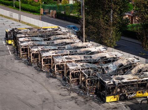 Spalone wraki autobusów w zajezdni w Bytomiu po pożarze