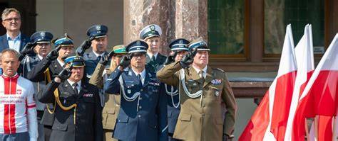 Zdjęcie pamiątkowe weteranów i strażaków podczas lokalnych uroczystości patriotycznych