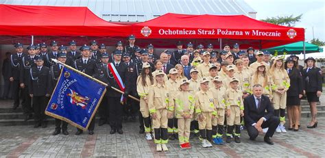 Zdjęcie druhów z medalami i nowym sztandarem