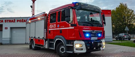 Zdjęcie nowego samochodu ratowniczo-gaśniczego MAN na placu przed remizą OSP Gąbin