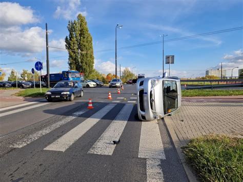 Widok koparki przewróconej na bok na rondzie w Żabnie, Małopolska, z widocznym ciężkim sprzętem ratunkowym.