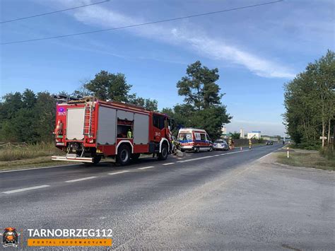 schematyczna ilustracja wypadku drogowego z udziałem samochodu osobowego i ciągnika rolniczego