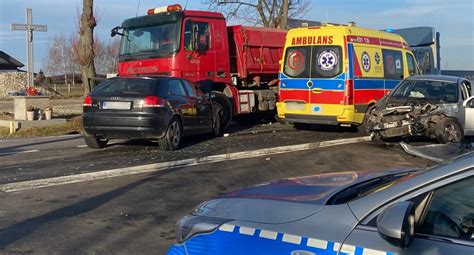 zdjęcie miejsca wypadku drogowego z udziałem kilku samochodów